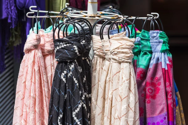 Красочные женские шарфы на рынке — стоковое фото