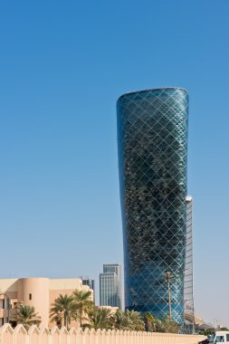Abu Dabi 'deki Capital Gate kulesi.