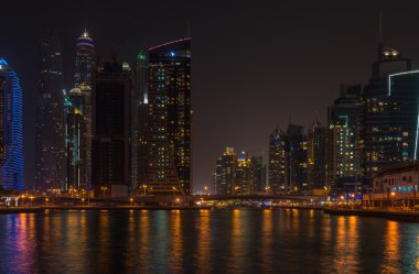dubai Yat Limanı gece manzarası