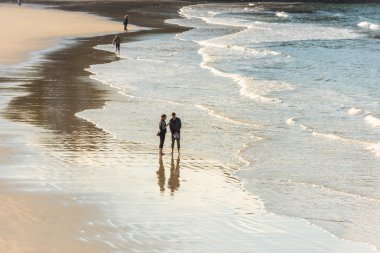 Atlantik sahilde mutlu Romantik Çift