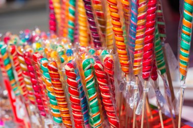 Renkli el yapımı girdap lolipop 