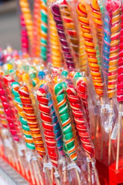 Renkli el yapımı girdap lolipop 