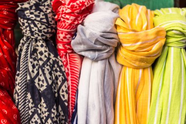 Renkli kadın eşarp bir Pazar