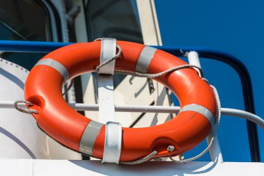 Beyaz bir yatta turuncu lifebuoy