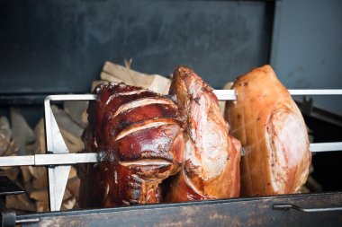 kavrulmuş domuz knuckle şiş üzerinde