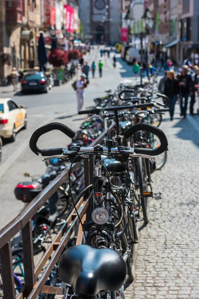 Ciudad Bicicletas en la calle de Wurzburg — Foto de Stock