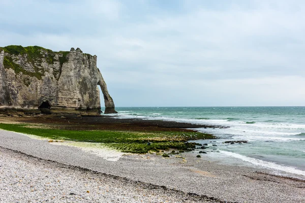Etretat plaj ve taş kayalıklarla — Stok fotoğraf
