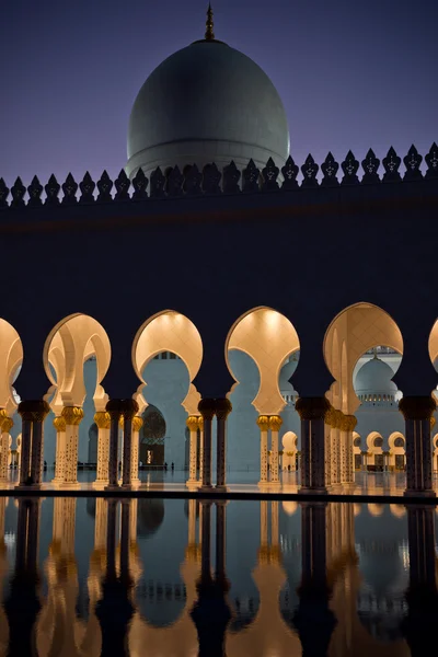 Sheikh Zayed White moskee 's nachts — Stockfoto