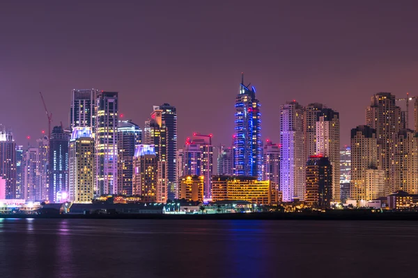 Paesaggio urbano notturno di Dubai — Foto Stock