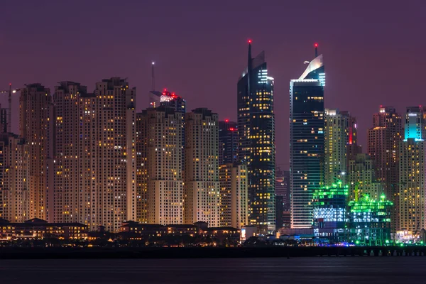 Paysage urbain nocturne de Dubai — Photo