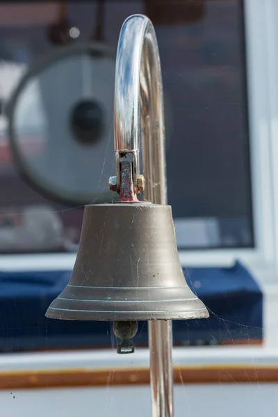 Campana di nave in ottone su una barca a vela — Foto Stock