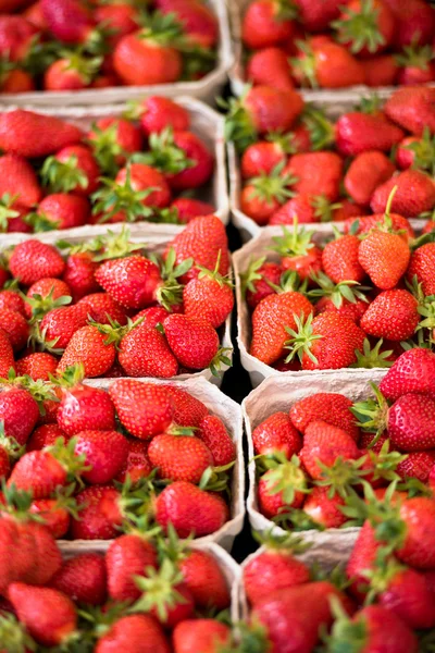 Natural strawberries at farmers market — Stock Photo, Image