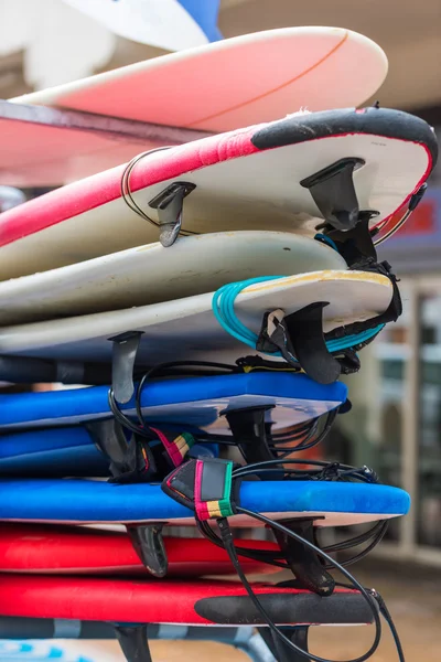 Surfplanken in een stapel — Stockfoto