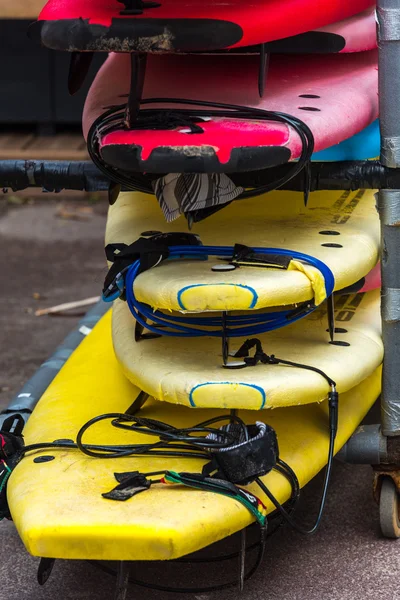 Pranchas de surf em uma pilha — Fotografia de Stock