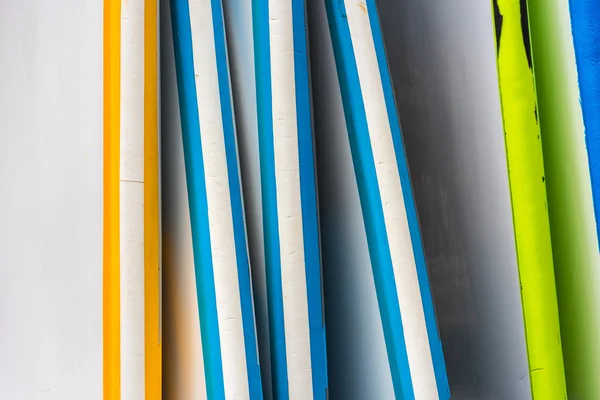 Surfingbrädor i en stapel — Stockfoto