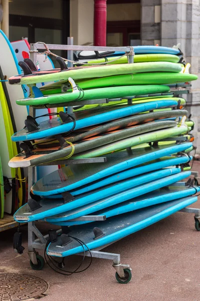 Tablas de surf en una pila —  Fotos de Stock