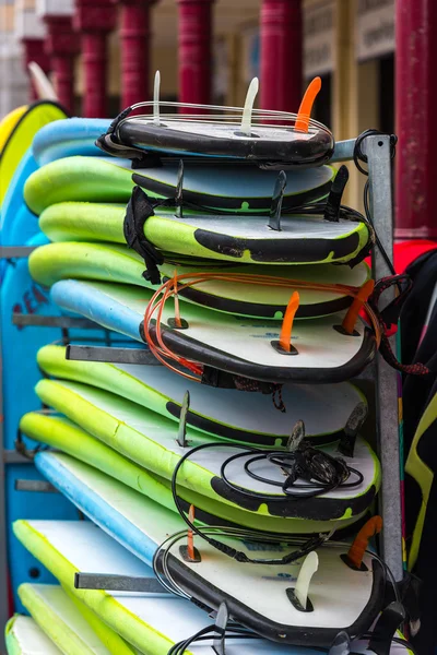 Sörf tahtaları bir yığın halinde — Stok fotoğraf
