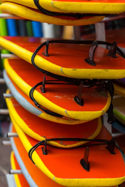 Surfplanken in een stapel — Stockfoto