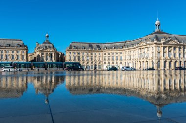 Fransa, Bordeaux - 20 Eylül 2015: Ünlü ayna çeşme önünde yer de la Bourse Bordeaux, Fransa