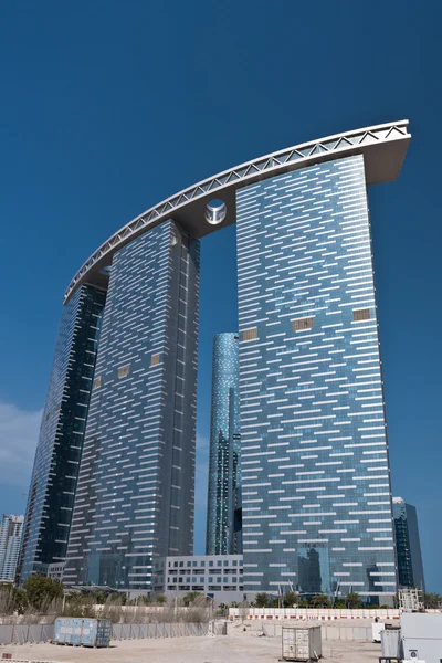 Abu Dhabi straten met wolkenkrabbers — Stockfoto