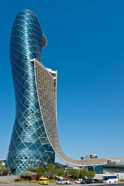 Башня Capital Gate Tower в Абу-Даби — стоковое фото