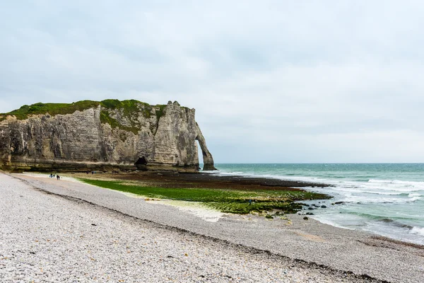 Strand und Steinklippen in etretat — Stockfoto
