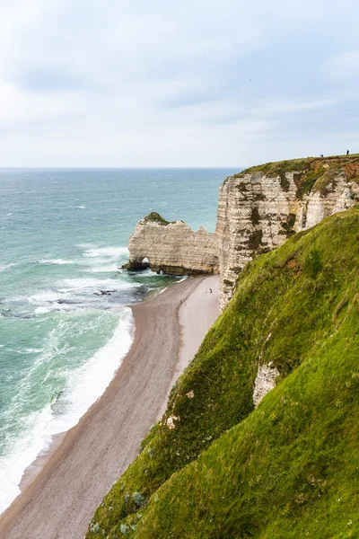 Pláž a kamenné útesy v Etretat — Stock fotografie