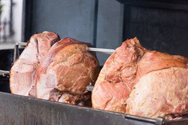 kavrulmuş domuz knuckle şiş üzerinde