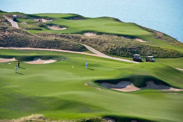 Resort de golfe com a paisagem do mar — Fotografia de Stock