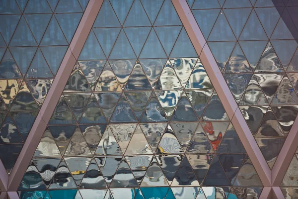 Réflexions urbaines dans une façade de gratte-ciel — Photo
