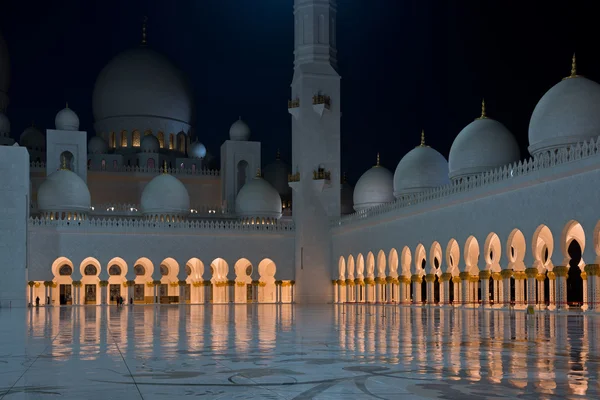Sheikh Zayed White moskee 's nachts — Stockfoto