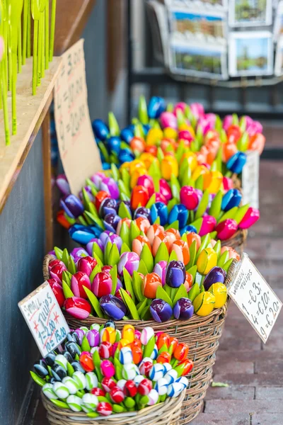 Tulipas de madeira um mercado de Amesterdão — Fotografia de Stock