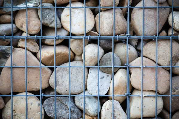 Pedras em rede metálica — Fotografia de Stock