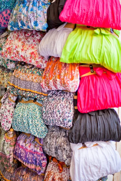 Kleurrijke vrouwen sjaals op een markt — Stockfoto