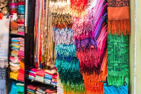 Foulards pour femmes colorées sur un marché — Photo