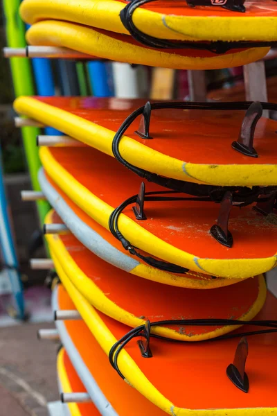 Surfplanken in een stapel — Stockfoto