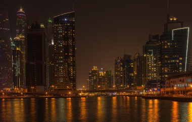 dubai Yat Limanı gece manzarası