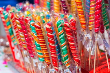 Renkli el yapımı girdap lolipop 