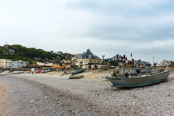 Widok theboats w Etretat — Zdjęcie stockowe