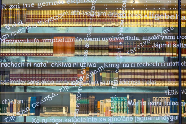 Glasartad fasaden på det moderna biblioteket i Bilbao — Stockfoto