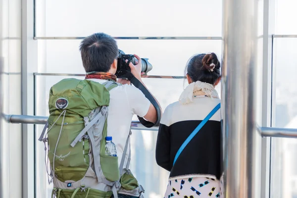 Pessoas no convés de observação do Burj al Khalifa — Fotografia de Stock