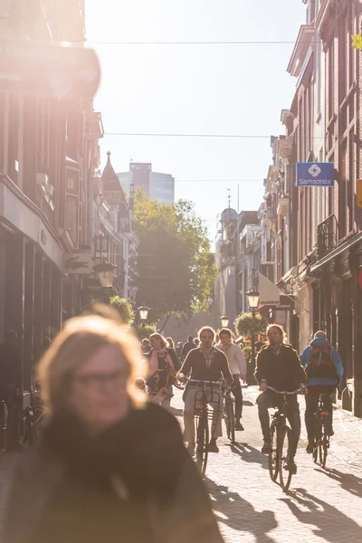 La gente sulla strada di Utrecht — Foto Stock