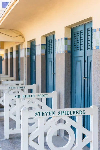 Strandschränke mit berühmten Namen in Deauville — Stockfoto