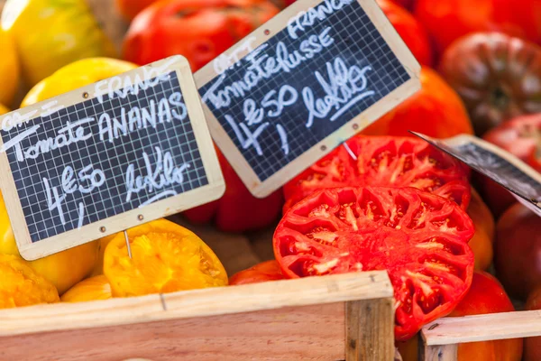 Pomodori naturali sul mercato agricolo — Foto Stock