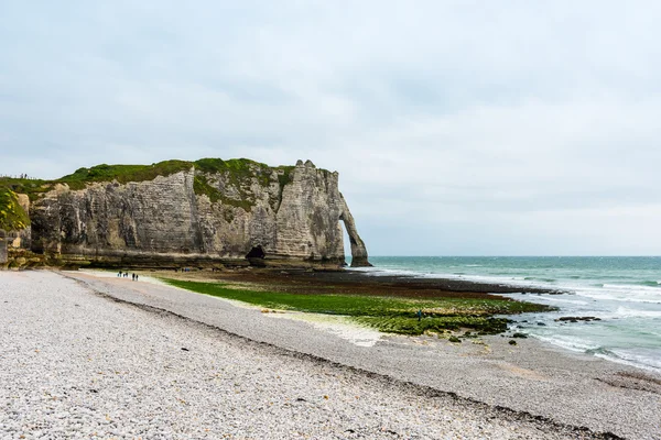 Etretat plaj ve taş kayalıklarla — Stok fotoğraf