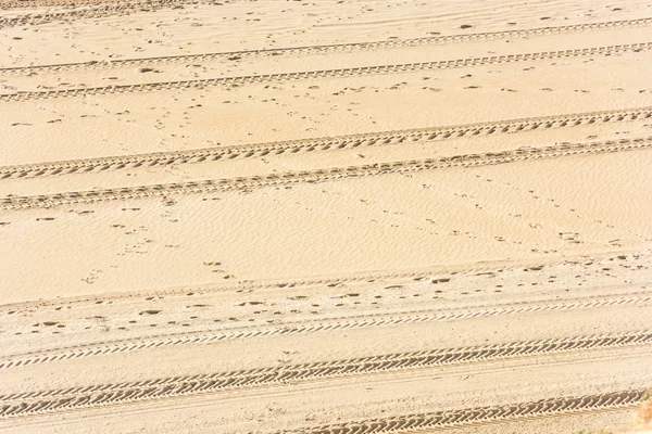 Spuren von Autos im Sand — Stockfoto