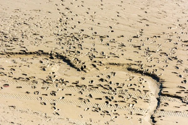 Menschliche Fußabdrücke im Sand — Stockfoto