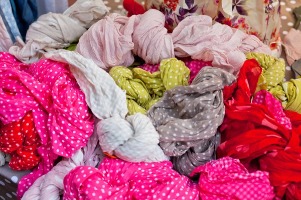 Lenços de mulheres coloridas em um mercado — Fotografia de Stock