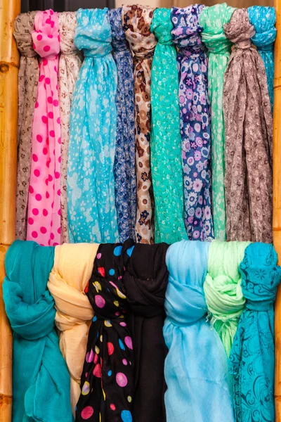 Colorful women scarves at a market — Stock Photo, Image