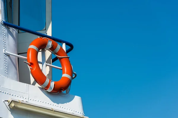 Bouée de sauvetage orange sur un yacht blanc — Photo